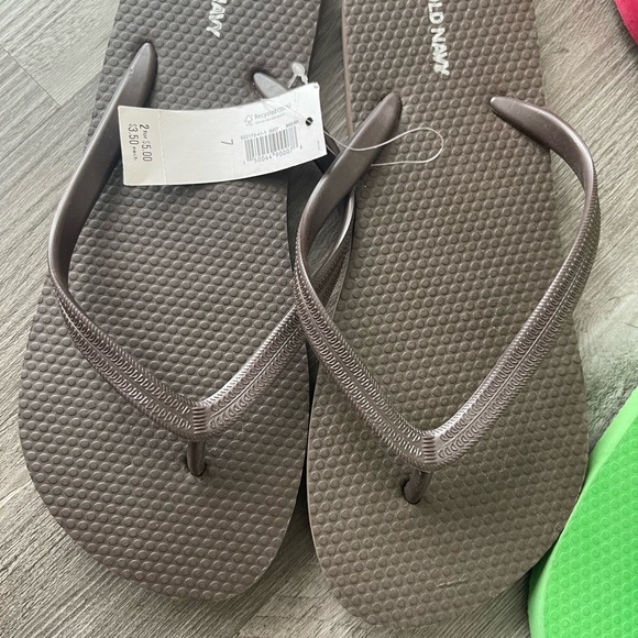 3 pair Old Navy Flip Flops - Picture 4 of 5